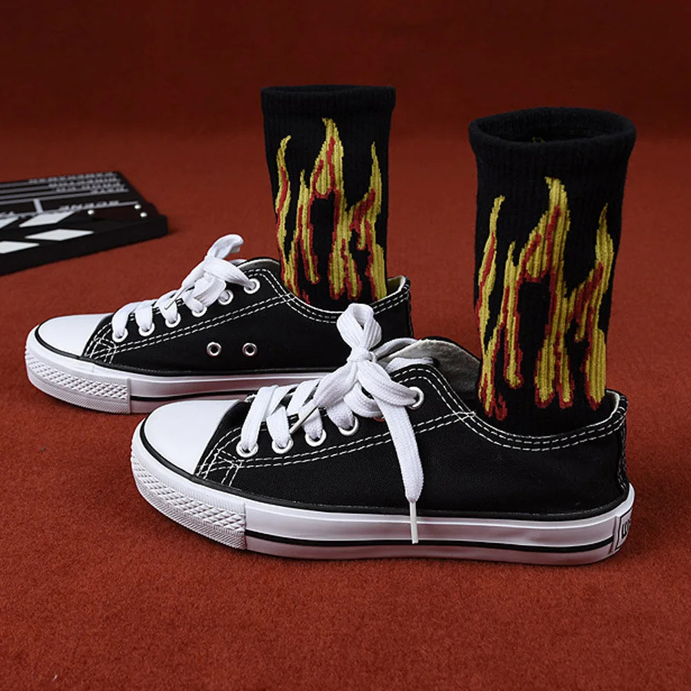 Women Socks Flame Black White Yellow Fire Pattern Novelty Hip Hop Harajuku Skateboard Crew Socks Europe Tide Couple Trend Street